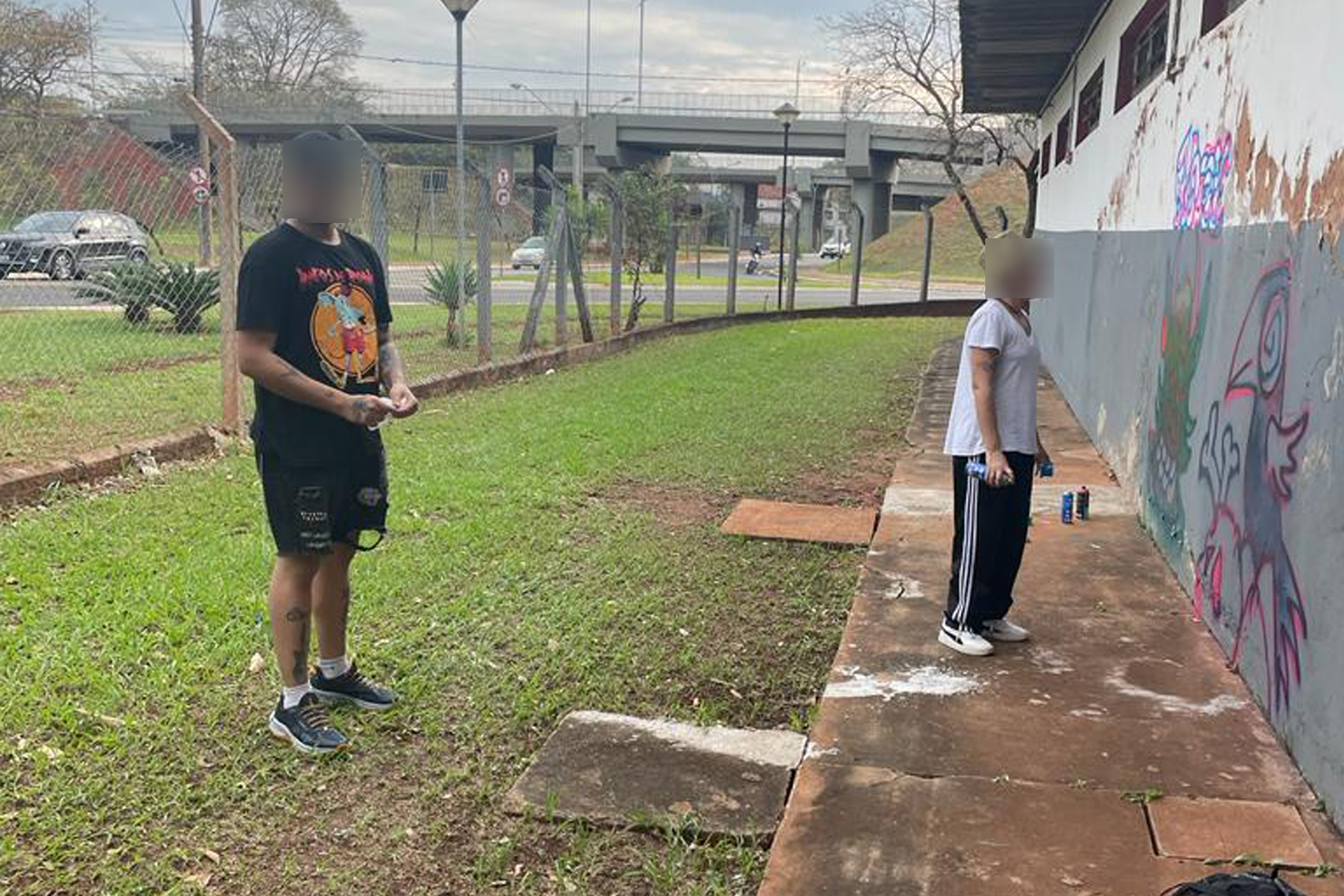 Casal é flagrado pichando prédio público em S J do Rio Preto SP