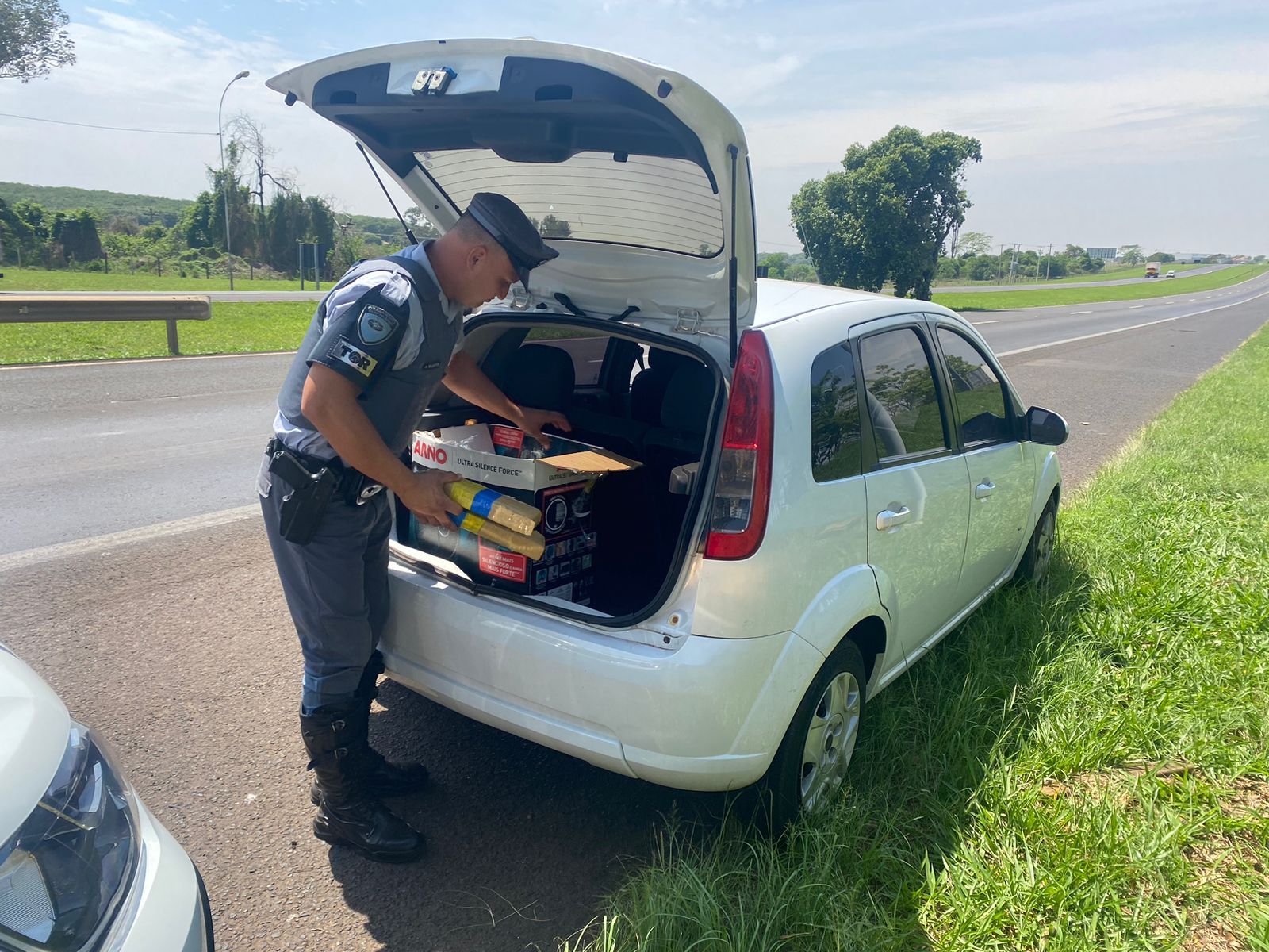 Dupla é presa transportando 20 quilos de maconha na Washington Luís em