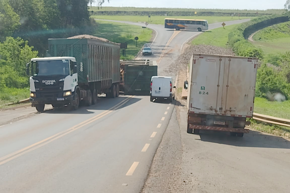 Carreta De Cana Tomba E Interdita Rodovia Em Catanduva SP