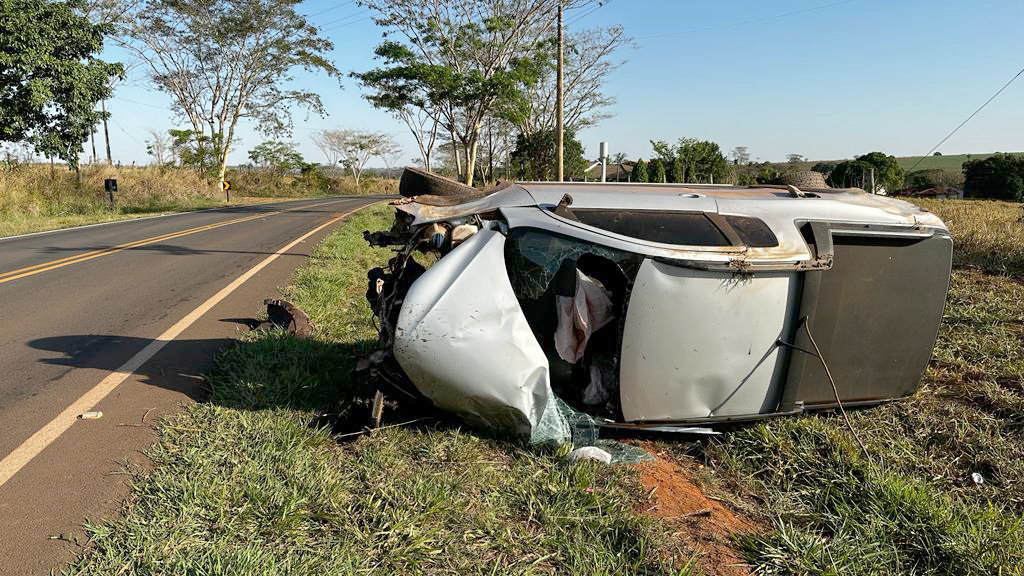 Detento de saidinha temporária bate em árvore e capota carro em vicinal