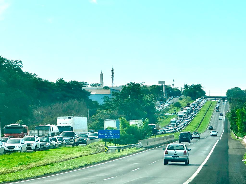 Caminh O Leo Tomba E Provoca Congestionamento De Mais De Km Na