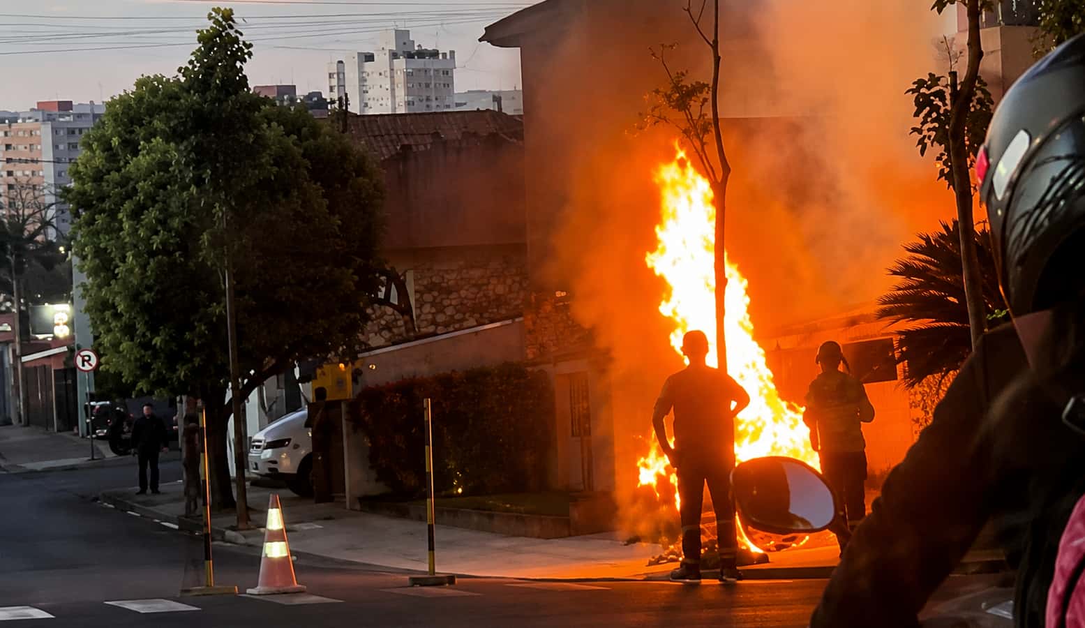 Kombi pega fogo dentro de posto de combustíveis em Rio Preto (SP)