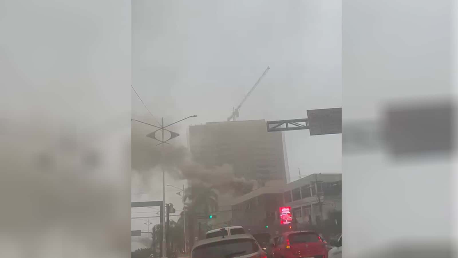 Pessoa é socorrida após incêndio no Automóvel Clube em Rio Preto (SP)