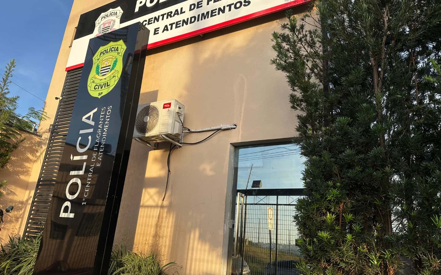 Ladrão arromba comércio para furtar sorvetes, cervejas e refrigerantes em Rio Preto (SP)