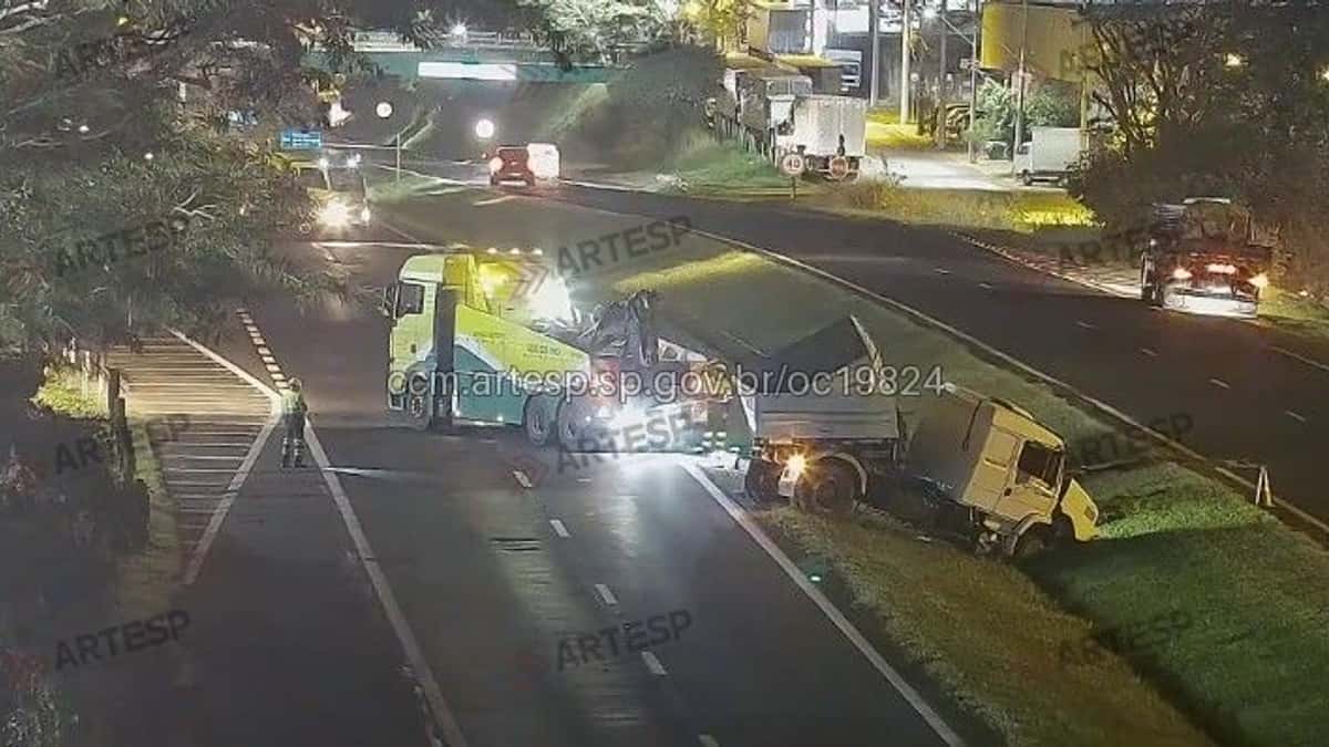 Carreta é ‘jogada’ no canteiro central após ser fechada por outro veículo na Washington Luís em Rio Preto (SP)