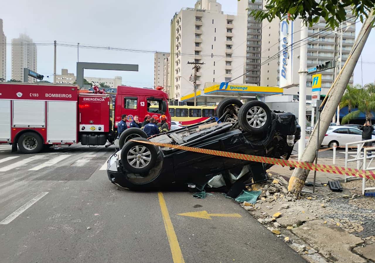 Carro capota e derruba poste em cruzamento da avenida Bady Bassitt em Rio Preto (SP)