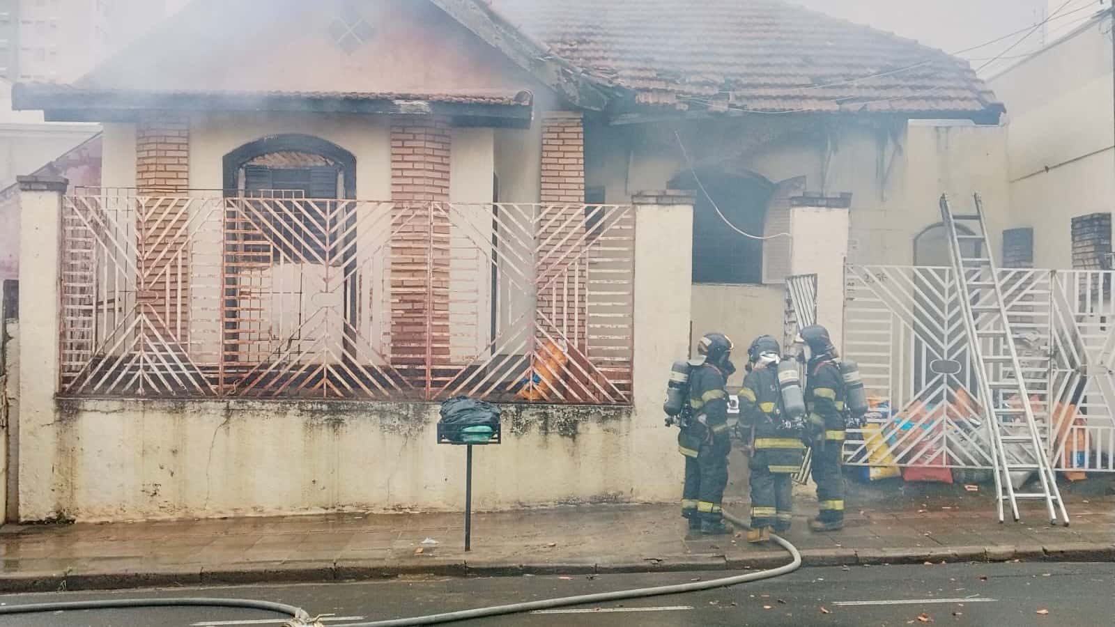 Incêndio destrói pensão na Boa Vista em Rio Preto (SP)
