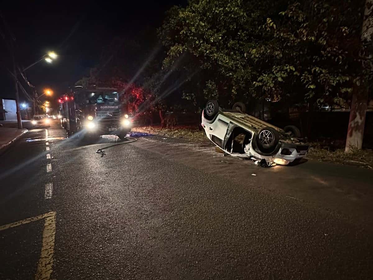 Grave acidente entre carros e moto deixa três pessoas feridas em Rio Preto (SP)