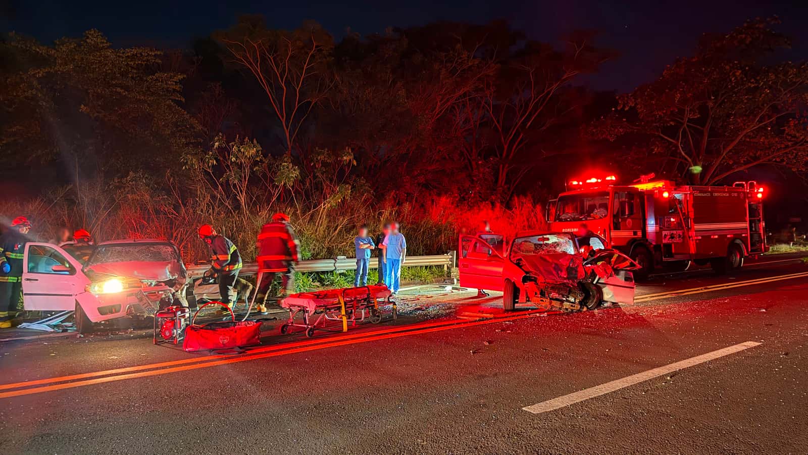 Vítimas ficam presas às ferragens durante grave acidente entre Neves Paulista e Monte Aprazível (SP)