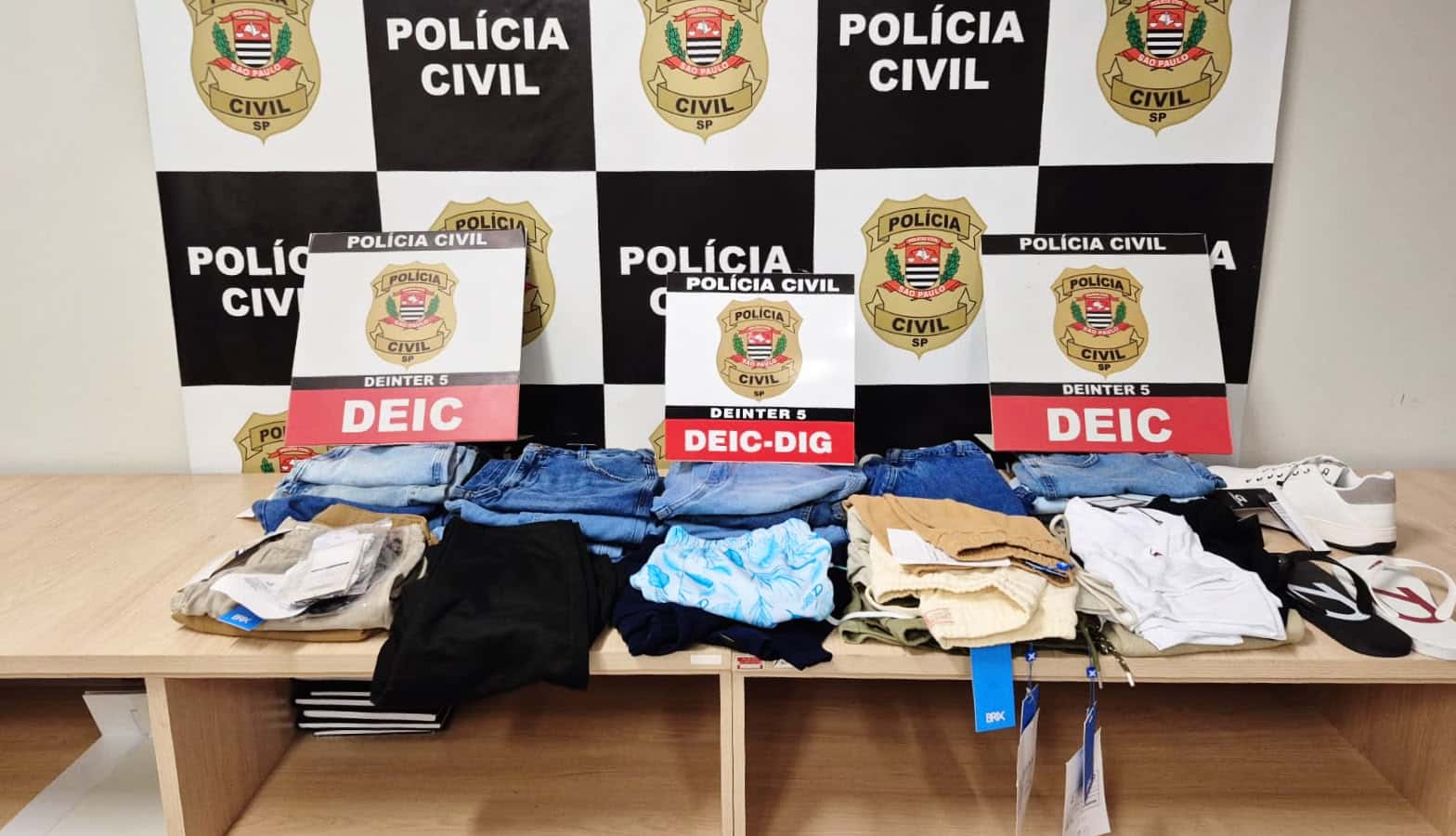 Casal invade loja e 'faz limpa' em mais de 30 peças de roupas em Rio Preto (SP)