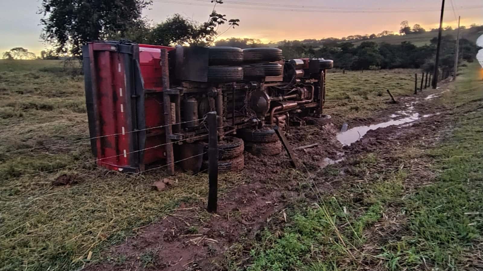 Caminhão tomba após ser flagrado em zigue-zague entre Nova Aliança e Potirendaba