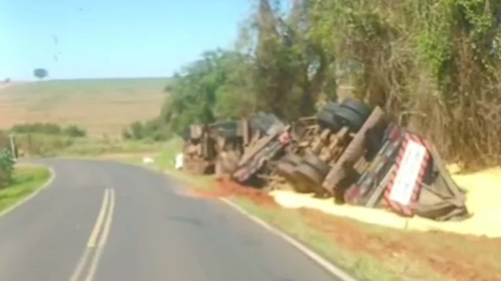 Motorista de transportadora de Tabapuã tomba caminhão carregado com milho entre Catiguá e Catanduva